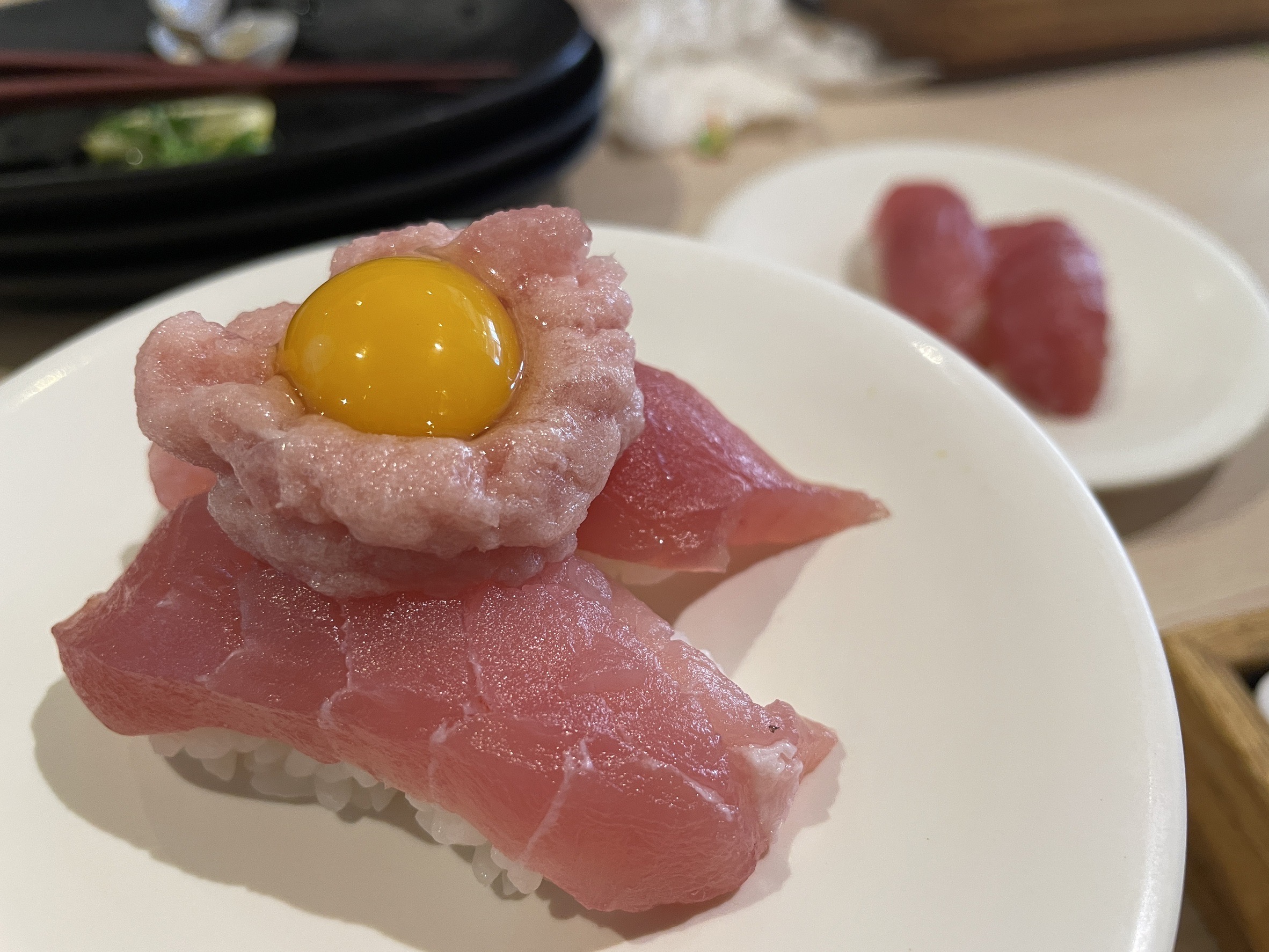 【沖繩美國村美食】北海素材迴轉壽司｜平板點餐、中文菜單超方便，生熟食選擇豐富（文附完整菜單和訂位連結）