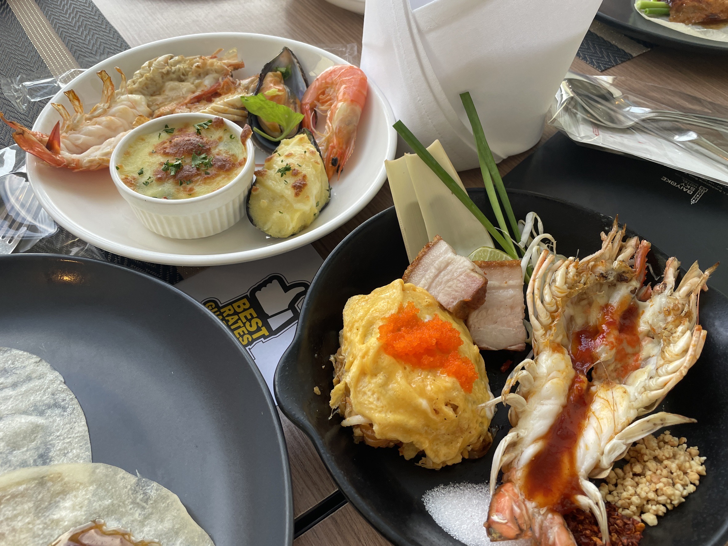 【曼谷美食】彩虹雲霄酒店自助餐81樓｜夕陽＋夜景一次滿足，高空海鮮Buffet吃到飽超享受