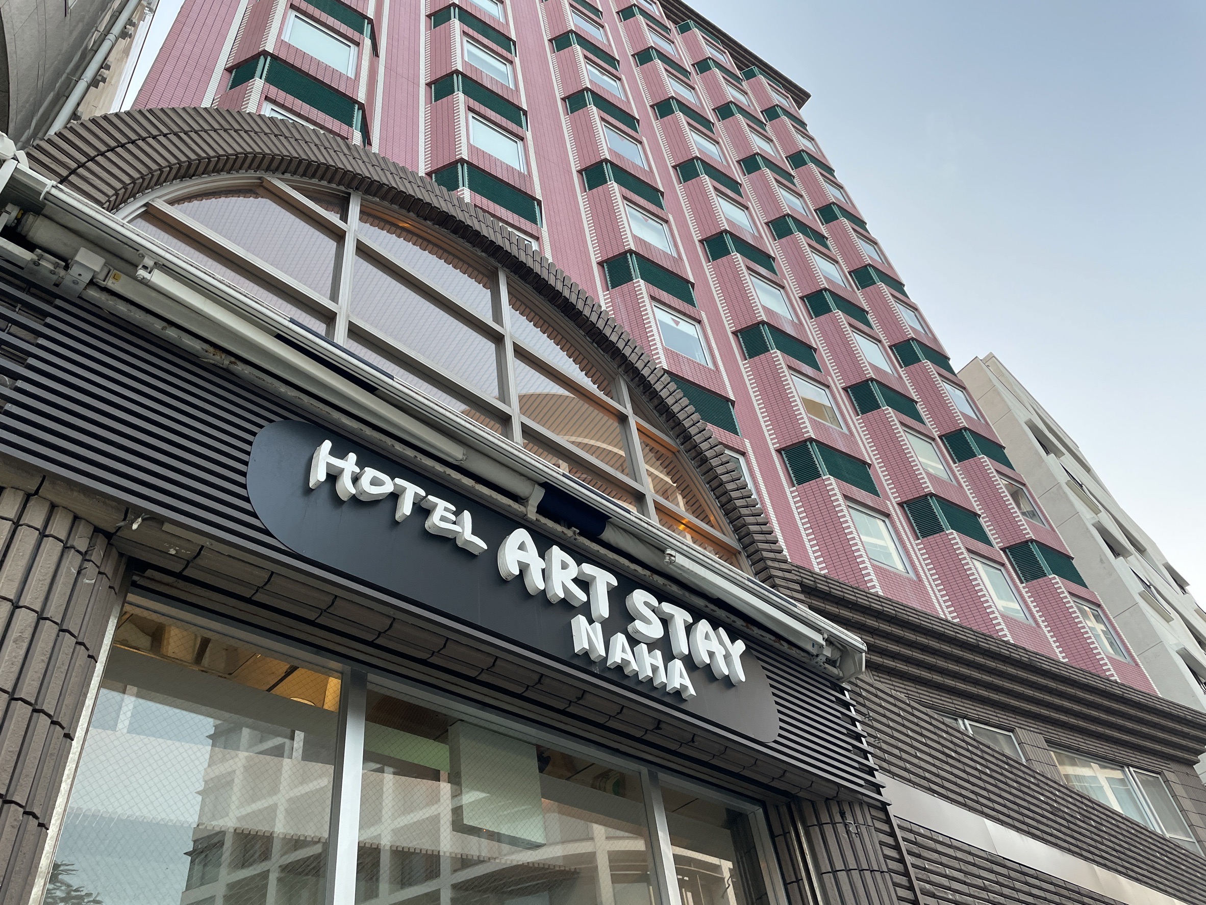 【沖繩飯店】沖繩國際通超便利住宿推薦｜WBF ART STAY那霸飯店：免費飲料吧、泡盛、腳踏車、按摩設備通通有！