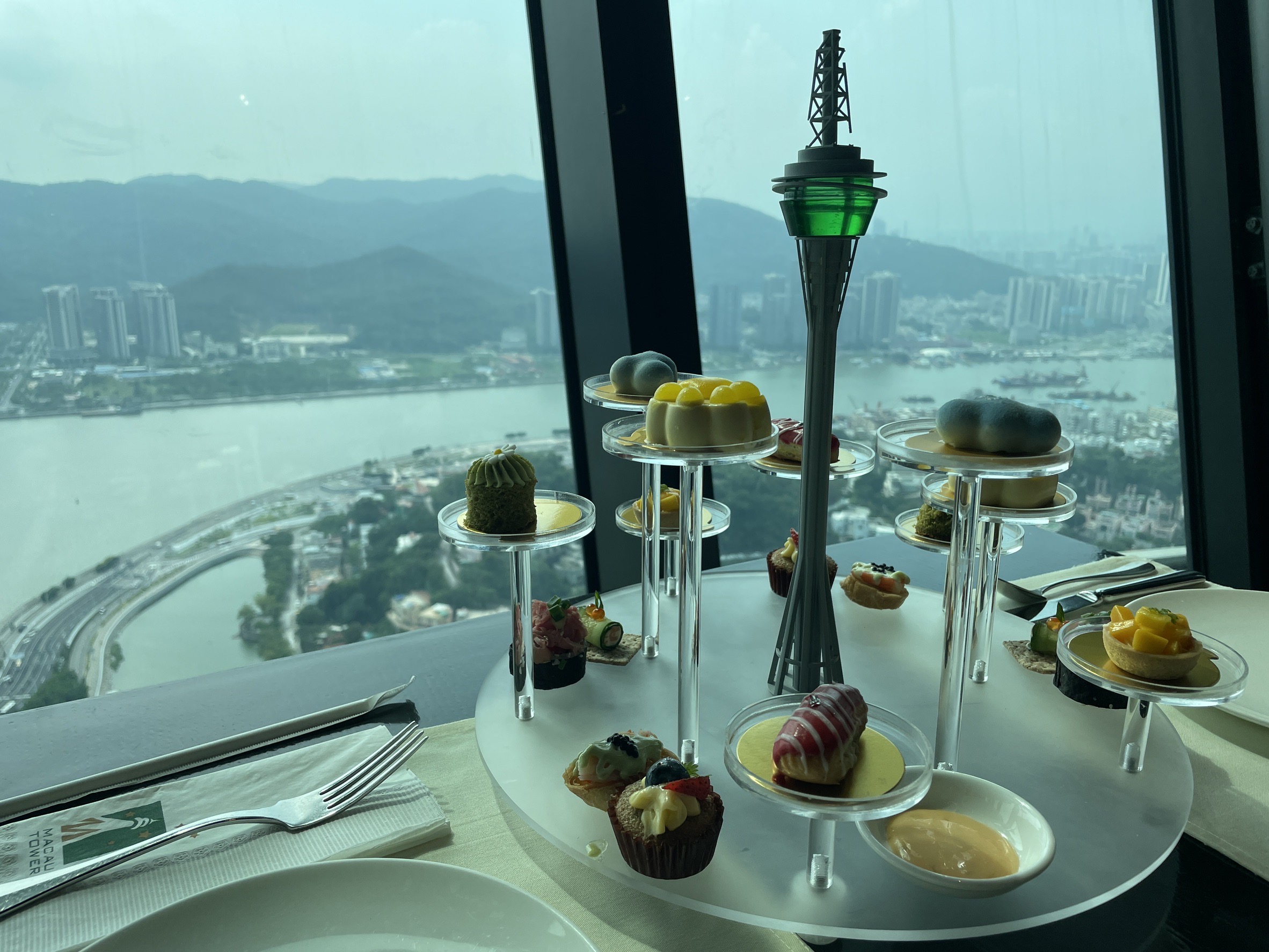 【澳門美食】澳門旅遊塔360°旋轉餐廳下午茶｜60樓高空賞景＋精緻點心超愜意推薦！