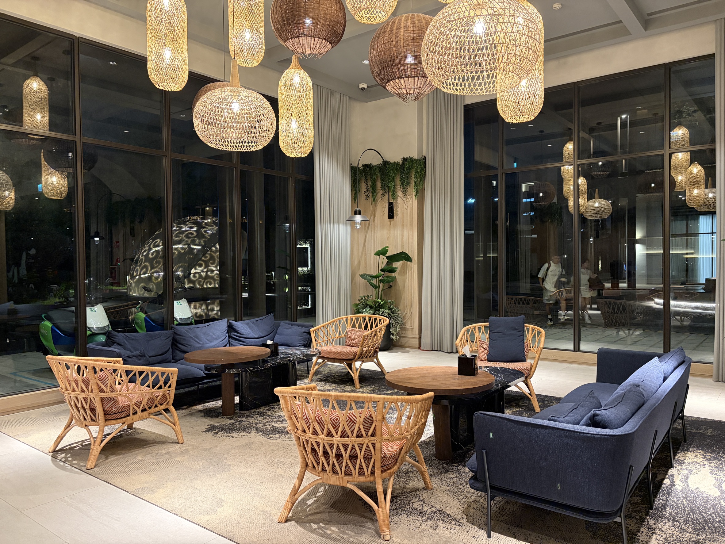 【台中住宿】台中烏日璞旅：鄰近成功車站，視野極佳的寬敞四人房！3歲小孩玩瘋的球池與雙洗手台貼心設計